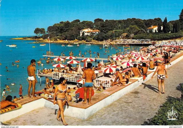 Carte postale colorée d’une plage animée avec des parasols rayés