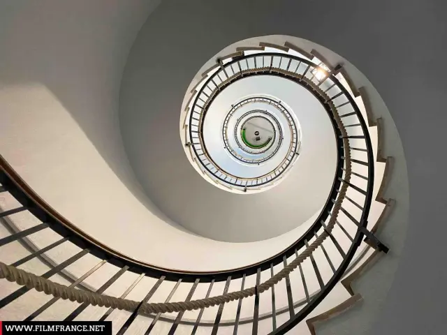 Vue vers le haut de l’escalier en colimaçon du phare de La Garoupe