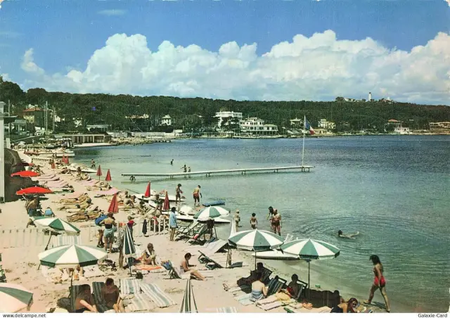 Carte postale en couleur de la plage et de ses parasols devant la baie